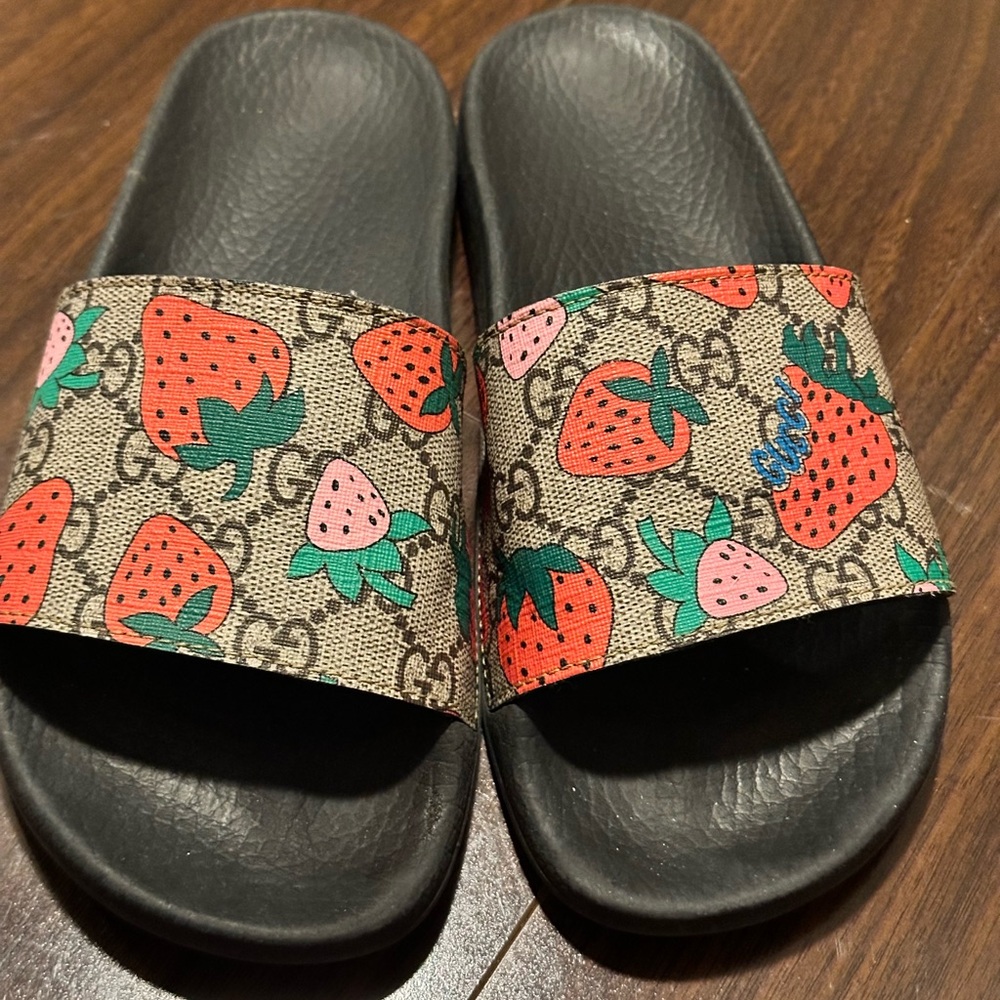 Gucci strawberry slides sz 36